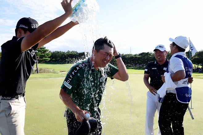 21일 경북 구미시 골프존카운티 선산에서 열린 KPGA투어 골프존오픈에서 통산 2승째를 거둔 박성국이 동료들로부터 축하 물세례를 받고 있다. KPGA