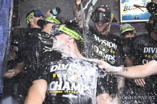 NL 중부지구 우승을 확정한 밀워키 브루어스의 샴페인 파티