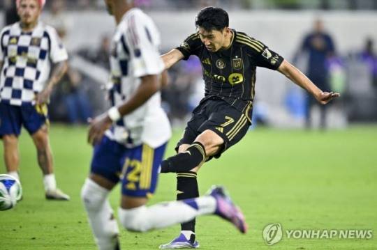 슈팅을 시도하는 손흥민 / 사진=연합뉴스