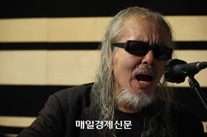 대한민국 100대 명반 1위인 들국화 1집 발매 40주년을 맞은 올해, 전인권은 여전히 “연습을 안하고 무대에 올라가면 확실히 다르다”며 “매일 노래 연습을 해야 한다”고 말했다. 이충우 기자