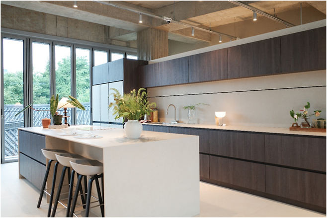 오늘의집은 소비자들이 인테리어 시공 업체를 평가할 때 ‘만족스러운 시공결과’에 가장 비중을 둔다는 조사결과를 22일 발표했다. 사진은 서울 종로구 오늘의집 쇼룸에 설치된 ‘오늘의집 키친’. <버킷플레이스>