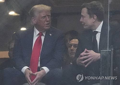 21일 커크 추모식에서 대화하는 트럼프 대통령과 일론 머스크. AP연합