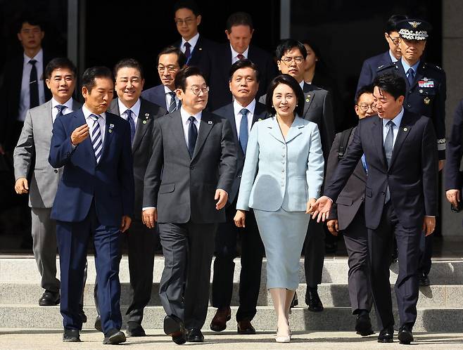 이재명 대통령과 김혜경 여사가 22일 유엔총회 참석을 위해 성남 서울공항에서 공군 1호기로 향하고 있다. 앞줄 왼쪽부터 정청래 더불어민주당 대표, 이 대통령, 김 여사, 강훈식 대통령비서실장. 뒷줄 왼쪽부터 김병욱 대통령실 정무비서관, 김병기 민주당 원내대표, 우상호 대통령실 정무수석, 조승래 민주당 사무총장, 김민재 행정안전부 차관, 김남준 대통령실 제1부속실장.  김호영 기자