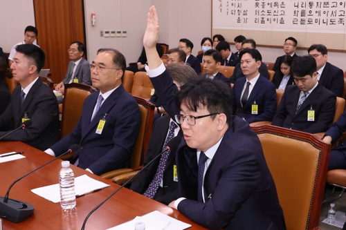 22일 국회 법제사법위원회에서 열린 ‘건진법사 관봉권 띠지’ 분실 관련 검찰개혁 입법청문회에서 담당 검사인 최재현 서울남부지검 검사가 추미애 위원장에게 발언 기회를 요청하고 있다. [사진 출처 = 연합뉴스]