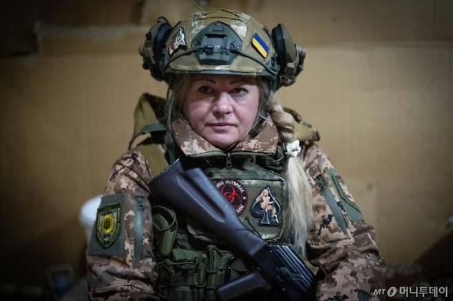 지난 5월15일 밤(현지시간) 우크라이나 부차에서 여성 방공 자원봉사단 ‘부차의 마녀들’ 일원인 교사 아쿠마(41·암호명)가 러시아의 드론 공격에 대비하고 있다. / AP=뉴시스