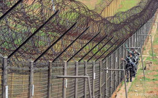 육군 제1보병사단 철책에서 장병들이 철책 점검을 하고 있다. / 사진=머니투데이DB
