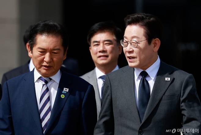 [성남=뉴시스] 최동준 기자 = 유엔 총회에 참석하는 이재명 대통령이 22일 경기 성남 서울공항에서 정청래 더불어민주당 대표와 이야기하고 있다. 2025.09.22. photocdj@newsis.com /사진=최동준