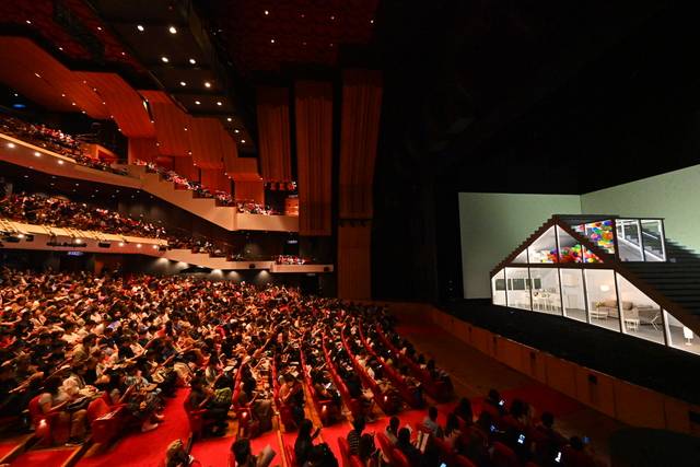 홍콩문화센터 대극장에서 지난 19∼21일 무대에 오른 연극 ‘벚꽃동산’은 4200석을 꽉 채우며 현지 관객의 큰 호응을 얻었다. 연극은 싱가포르, 호주와 미국에서의 세계 투어를 앞두고 있다.  LG아트센터 제공