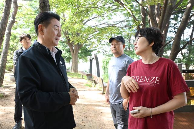 김동근(왼쪽) 의정부시장이 9월 22일 신곡동 파크프라임아파트 일대를 방문해 주민들과 소통하고 있다.