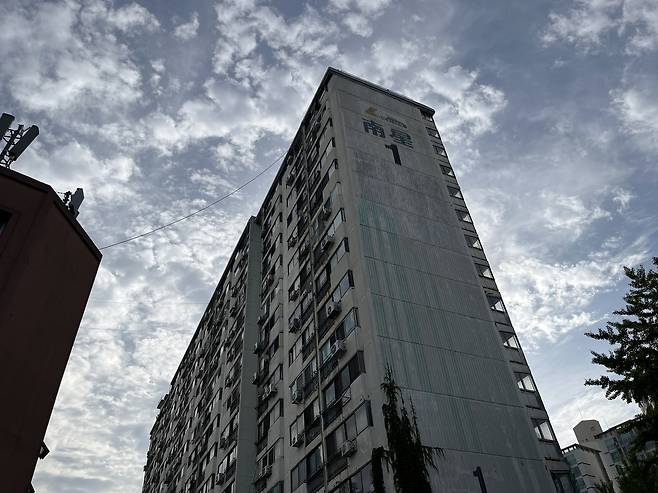 문래동 남성아파트는 오는 27일 조합원 총회를 열고 용적률 상향 여부를 두고 주민 표결을 진행할 예정이다. 윤성현 기자