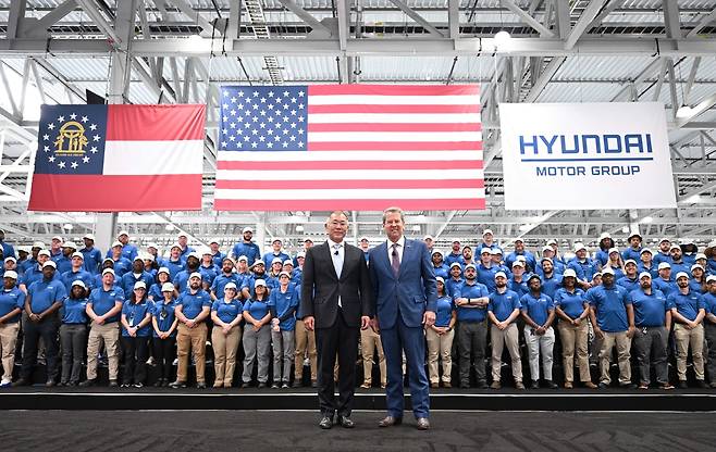 정의선 현대차그룹 회장(왼쪽)과 브라이언 켐프 조지아 주지사가 현대차그룹 메타플랜트 아메리카(HMGMA) 준공식에서 기념 촬영을 하고 있다. [현대차그룹 제공]