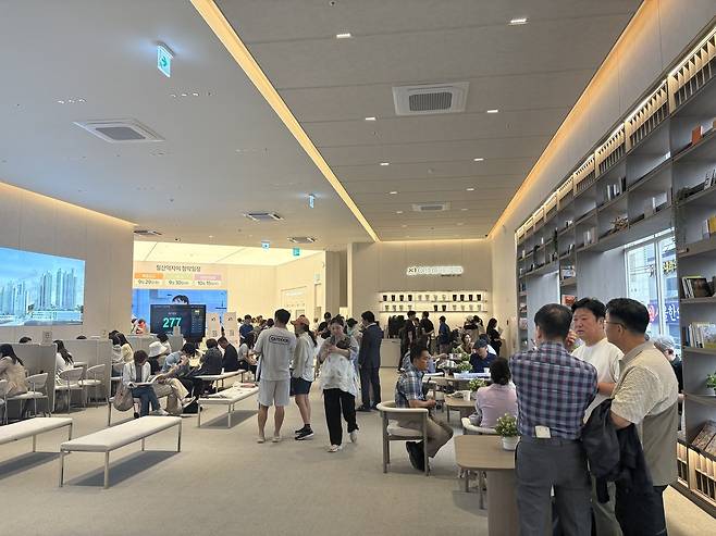 평일 오전에도 많은 인파가 찾아와 뜨거운 분양 열기를 더했다. 정주원 기자