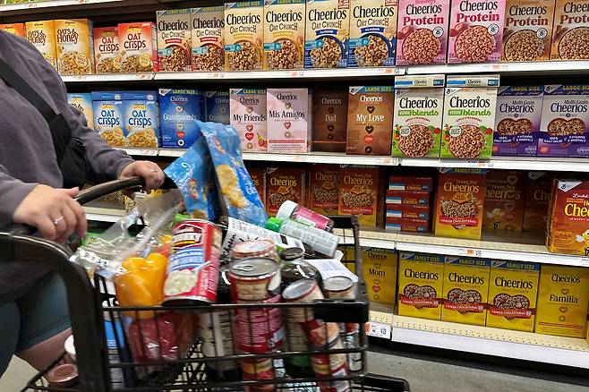 지난 22일(현지시간) 미국 매사추세츠주 메드포드의 한 식료품점에 시리얼들이 진열돼 있다. [로이터]