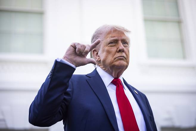 도널드 트럼프 미국 대통령이 23일(현지시간) 백악관에서 취재진 질문에 답하고 있다. [EPA]