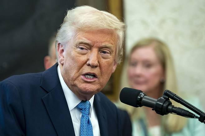 도널드 트럼프 대통령이 22일(현지시간) 워싱턴 D.C. 백악관 타원형 사무실에서 열린 폴 애킨스 증권거래위원회 위원장 취임식에서 연설하고 있다. [UPI]