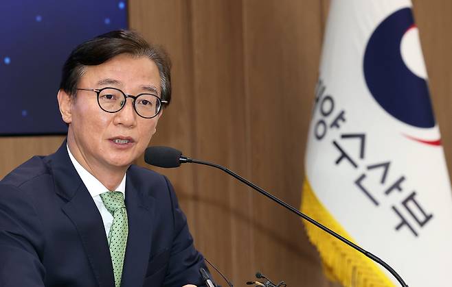 전재수 해양수산부 장관이 지난 11일 정부세종청사 해수부 대회의실에서 열린 기자간담회에서 기자들의 질문에 답하고 있다. [연합]