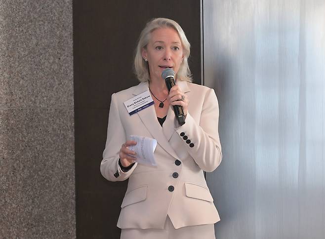 벌켓 라코우 알래스카 에어 그룹 대외협력 및 지속가능경영 수석 부사장 겸 하와이안항공 신임 CEO 예정자가 환영사를 하고 있다.