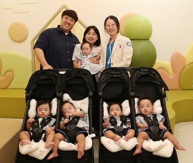 지난해 9월 태어난 다섯쌍둥이 가족과 주치의인 홍수빈(뒷줄 맨 오른쪽) 가톨릭대 서울성모병원 교수  [가톨릭대 서울성모병원 제공]