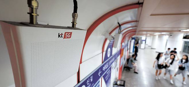 서울 지하철역에 설치된 소형 KT 이동통신기기의 모습. 펨토셀로 불리는 이 같은 기기는 반경 10m 통신을 제공하는 가정이나 소규모 사무실용 초소형, 저전력 이동통신 기지국으로 데이터 통신량 분산이나 음영지역 해소 목적으로 사용된다. 이번 무단 소액결제 사건 용의자들은 KT가 보유하되 운용하지 않던 펨토셀을 불법으로 취득해 ‘가짜 기지국’을 만든 것으로 추정되고 있다.  [연합]