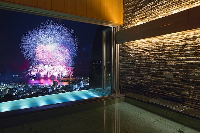 일본 아타미 객실에서 구경하는 불꽃놀이