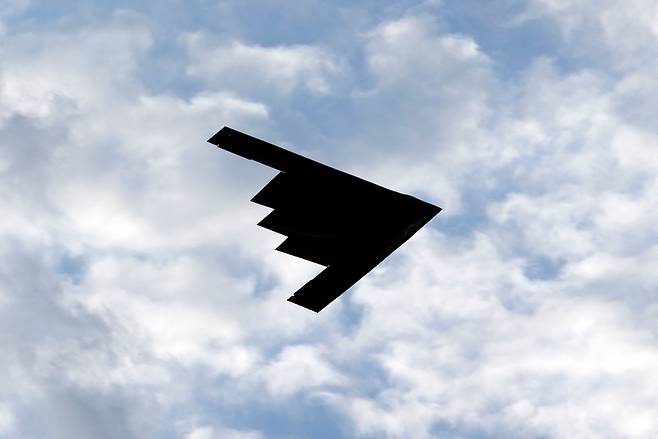 미군이 보유한 B-2 스텔스 전략 폭격기. 지난 21알 밤 미국은 B-2 폭격기 7대로 벙커버스터 14발을 이란에 투하했다.  B-2 폭격기는 적 레이더에 나는 새로 인식돼 폭격기 조종사의 생존성을 보장한다. [AFP]
