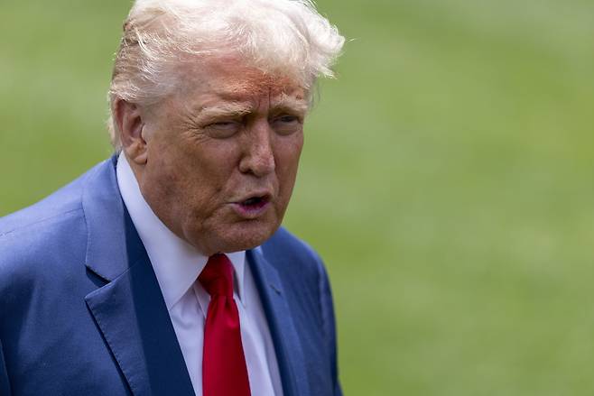 도널드 트럼프 미국 대통령이 9일(현지시간) 미국 워싱턴 DC 백악관 남쪽 잔디밭에서 마린 원을 내린 후 취재진의 질의에 답하고 있다. [EPA]