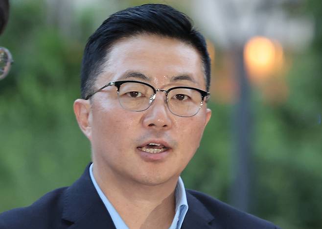 김건희 여사 일가의 ‘집사’로 지목된 김예성씨가 지난달 12일 귀국 직후 인천국제공항에서 체포돼 서울 종로구 김건희특검 사무실로 들어서며 취재진의 질문에 답하고 있다. [연합]