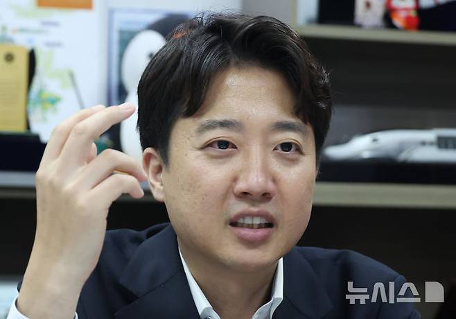 [서울=뉴시스] 고승민 기자 = 이준석 개혁신당 대표가 서울 여의도 국회 의원회관에서 뉴시스와 인터뷰를 하고 있다. 2025.09.02. kkssmm99@newsis.com