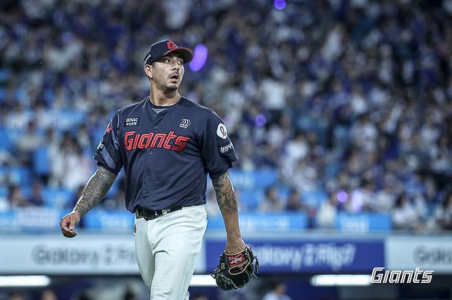 [서울=뉴시스] 프로야구 롯데 자이언츠 빈스 벨라스케즈가 16일 대구 삼성라이온즈파크에서 열린 2025 신한 쏠뱅크 KBO리그 삼성 라이온즈와의 경기에 불펜으로 등판해 공을 던지고 있다. (사진=롯데 자이언츠 제공) 2025.09.22 *재판매 및 DB 금지