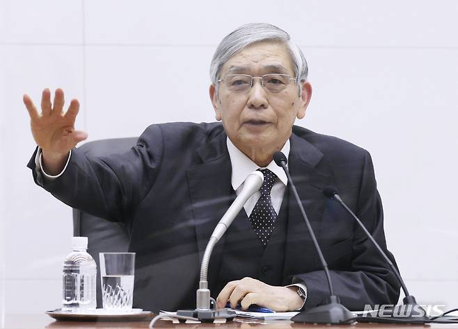 [도쿄=AP/뉴시스] 2022년 12월 20일 일본 도쿄 일본은행 본사에서 구로다 하루히코 총재가 기자회견에서 발언하고 있다. 2025.09.22.