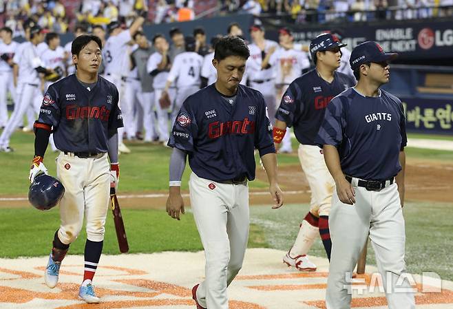 [서울=뉴시스] 김선웅 기자 = 20일 서울 송파구 잠실야구장에서 열린 2025 프로야구 롯데 자이언츠 vs LG 트윈스 경기, 3-5로 패배해 22년 만에 10연패를 당한 롯데 선수들이 굳은 표정으로 더그아웃에 복귀하고 있다. 2025.08.20. mangusta@newsis.com