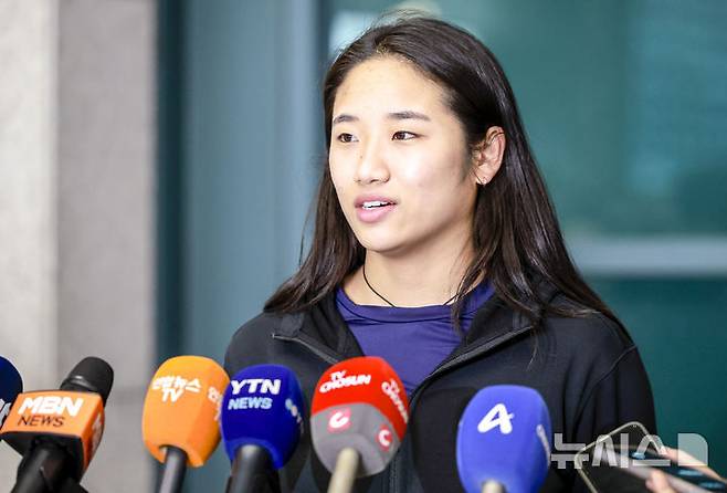[인천공항=뉴시스] 정병혁 기자 = 중국 마스터스 2연패를 달성한 배드민턴 여자단식 세계랭킹 1위 안세영이 22일 인천국제공항을 통해 귀국하며 취재진 질문에 답하고 있다.  2025.09.22. jhope@newsis.com
