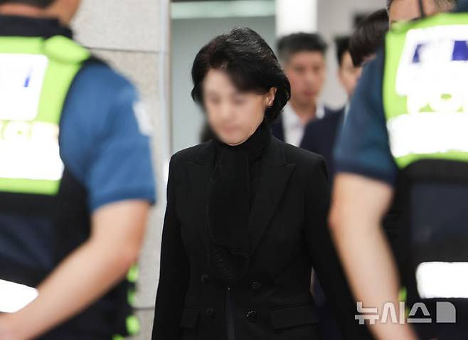 [서울=뉴시스] 황준선 기자 = 청탁금지법과 정치자금법 위반 등 혐의를 받는 한학자 통일교 총재의 전 비서실장 정원주 씨가 22일 오후 서울 서초구 서울중앙지방법원에서 열린 영장실질심사(구속 전 피의자 심문)에 출석하고 있다. 2025.09.22. hwang@newsis.com