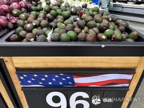 미국 LA 월마트 매장에서 판매되는 멕시코산 아보카도 (로스앤젤레스=연합뉴스) 임미나 특파원 = 8일(현지시간) 오전 미국 로스앤젤레스(LA) 카운티 버뱅크의 월마트 매장 식료품 코너에서 아보카도가 1개당 96센트에 판매되고 있다. 2025.8.10 mina@yna.co.kr