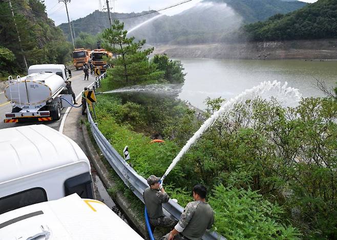 오봉저수지에 원수를 공급하고 있는 군장병들. 공군 제18전투비행단 제공