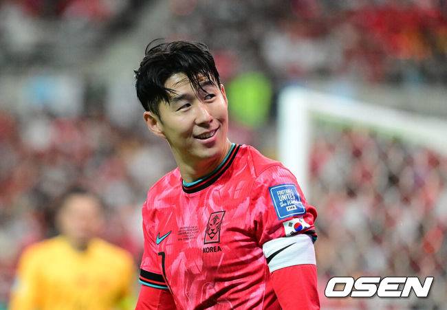 [OSEN=서울월드컵경기장, 지형준 기자] 중국이 예고했던 놀랄 일은 없었다. 한국이 무난하게 중국을 잡아내며 '공한증'&nbsp;역사를 이어갔다.김도훈 임시 감독이 이끄는 대한민국 축구대표팀은 11일 오후 8시 서울월드컵경기장에서 열린 2026 국제축구연맹(FIFA) 북중미 월드컵 아시아 2차 예선 C조 6차전에서 중국을 1-0으로 꺾었다.이날 승리로 한국은 위르겐 클린스만 감독, 황선홍 감독, 김도훈 감독 등 세 명의 감독으로 2차 예선을 치루면서 승점 16(5승 1무)라는 성적으로 조 1위를 확정했다.&nbsp;또한 3차 예선에서 아시아 랭킹 3위로 일본, 이란에 이어서 톱시드 자리를 확보하는데 성공했다.전반 대한민국 손흥민이 중국 원정 응원단의 야유에 여유로운 미소를 짓고 있다. 2024.06.11 / jpnews@osen.co.kr