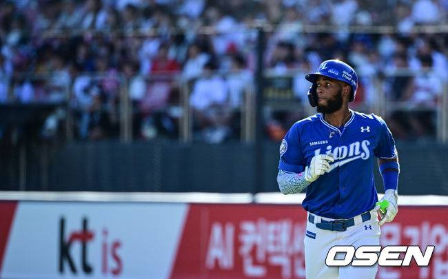 [OSEN=수원, 조은정 기자]21일 수원 KT위즈파크에서 ‘2025 신한 SOL Bank KBO리그’ KT 위즈와 삼성 라이온즈의 경기가 열렸다.KT는 외국인 투수 헤이수스를, 삼성은 양창섭을 선발투수로 내세웠다.6회초 무사 1,2루에서 삼성 디아즈가 병살타를 날린 뒤 아쉬워하고 있다. 2025.09.21 /cej@osen.co.kr