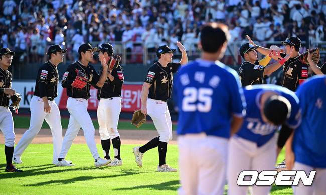 [OSEN=수원, 조은정 기자]KT가 구자욱이 무릎 부상으로 결장한 4위 삼성을 0.5경기 차이로 따라붙었다.&nbsp;프로야구 KT 위즈는 21일 수원KT위즈파크에서 열린 2025 신한 SOL뱅크 KBO리그 삼성 라이온즈와의 시즌 마지막 맞대결(16차전)에서 6-3으로&nbsp;승리했다.&nbsp;KT가 승리를 기뻐하고 있다. 2025.09.21 /cej@osen.co.kr