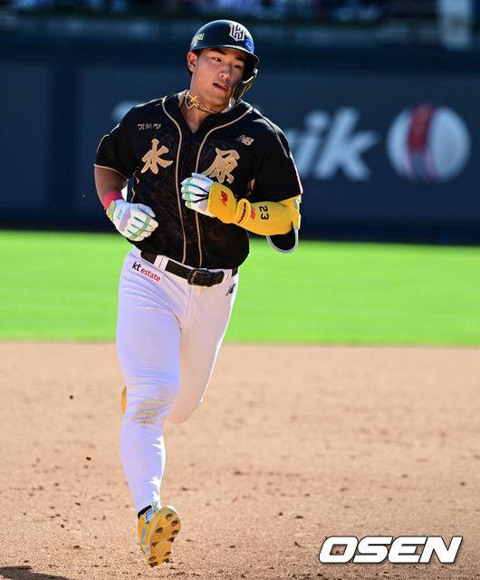 [OSEN=수원, 조은정 기자]21일 수원 KT위즈파크에서 ‘2025 신한 SOL Bank KBO리그’ KT 위즈와 삼성 라이온즈의 경기가 열렸다.KT는 외국인 투수 헤이수스를, 삼성은 양창섭을 선발투수로 내세웠다. KT 안현민이 5회말 무사 1루에서 좌월 투런 홈런을 날린 뒤 베이스를 돌고 있다. 2025.09.21 /cej@osen.co.kr