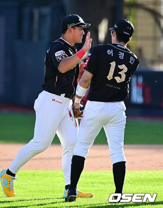 [OSEN=수원, 조은정 기자]KT가 구자욱이 무릎 부상으로 결장한 4위 삼성을 0.5경기 차이로 따라붙었다.&nbsp;프로야구 KT 위즈는 21일 수원KT위즈파크에서 열린 2025 신한 SOL뱅크 KBO리그 삼성 라이온즈와의 시즌 마지막 맞대결(16차전)에서 6-3으로&nbsp;승리했다.&nbsp;KT 안현민이 승리를 기뻐하고 있다. 2025.09.21 /cej@osen.co.kr