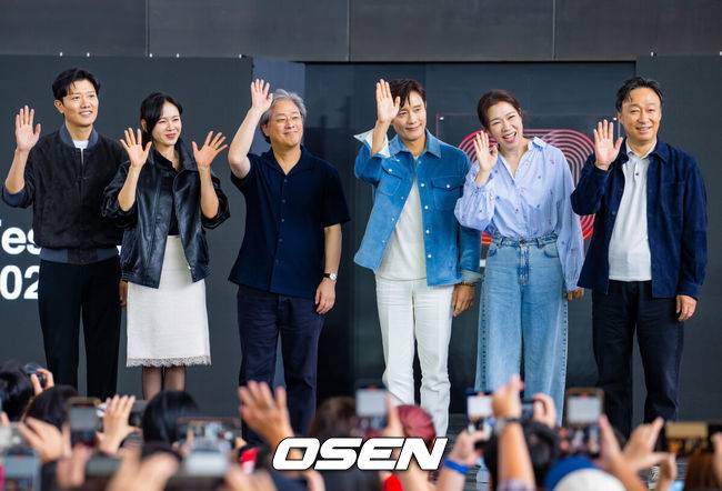 [OSEN=부산, 민경훈 기자] 제30회 부산국제영화제(BIFF) 영화 ‘어쩔수가없다’ 오픈토크 행사가 18일 부산 해운대구 영화의 전당에서 열렸다.올해 30주년을 맞이한 부산국제영화제는 오는 26일까지 총 64개국 328편의 작품을 만날수 있다.박찬욱 감독과 배우 이병헌, 손예진, 박희순, 염혜란, 이성민이 오픈토크에서 포토타임을 갖고 있다  2025.09.18 / rumi@osen.co.kr