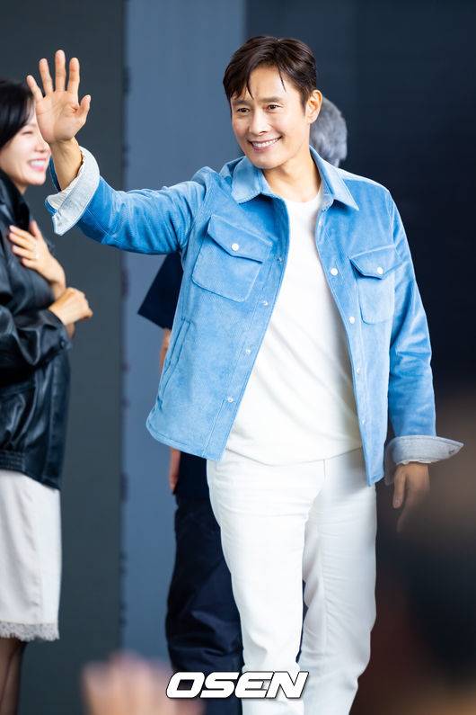 [OSEN=부산, 민경훈 기자] 제30회 부산국제영화제(BIFF) 영화 ‘어쩔수가없다’ 오픈토크 행사가 18일 부산 해운대구 영화의 전당에서 열렸다.올해 30주년을 맞이한 부산국제영화제는 오는 26일까지 총 64개국 328편의 작품을 만날수 있다.배우 이병헌이 오픈토크에서 포토타임을 갖고 있다  2025.09.18 / rumi@osen.co.kr