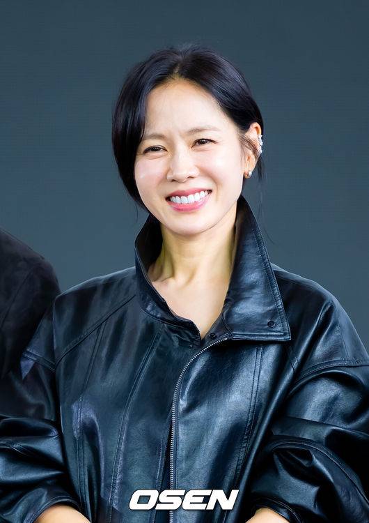 [OSEN=부산, 민경훈 기자] 제30회 부산국제영화제(BIFF) 영화 ‘어쩔수가없다’ 오픈토크 행사가 18일 부산 해운대구 영화의 전당에서 열렸다.올해 30주년을 맞이한 부산국제영화제는 오는 26일까지 총 64개국 328편의 작품을 만날수 있다.배우 손예진이 오픈토크에서 포토타임을 갖고 있다  2025.09.18 / rumi@osen.co.kr