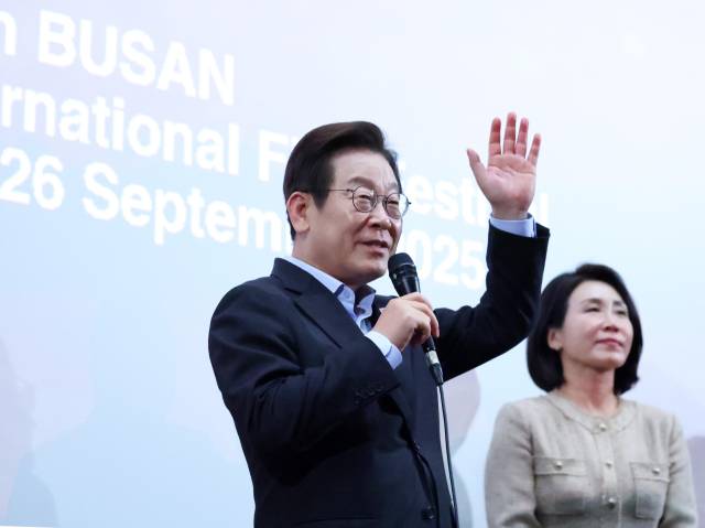 ▲이재명 대통령이 20일 부산 해운대구 영화의전당에서 부산국제영화제 공식상영작 '극장의 시간들' 상영 뒤 진행된 관객과의 대화에서 관람객에게 인사하고 있다. ⓒ연합뉴스