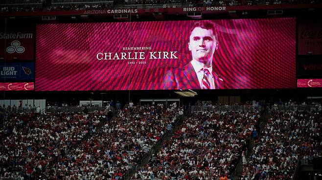 애리조나주 글렌데일의 스테이트 팜 스타디움에서 열린 추모식에서 찰리 커크의 사진이 대형 스크린에 비춰지고 있다.
