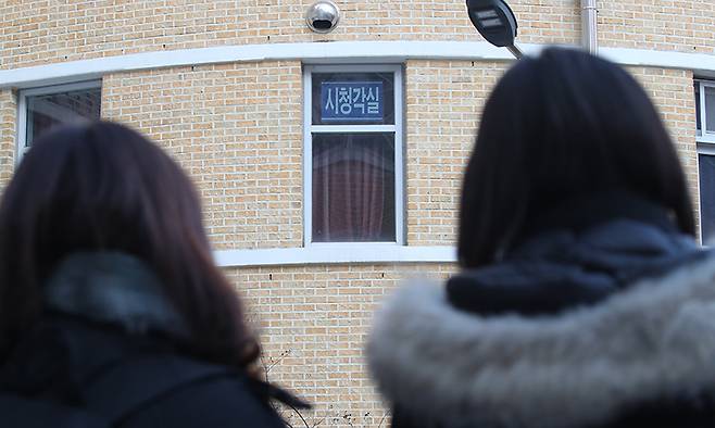 사진은 범행이 발생한 학교 시청각실 모습. 뉴스1