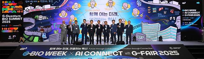 ‘G-BIO WEEK X AI CONNECT with G-FAIR 2025’에서 앤드류 라딘 StartX AI 총책임자 등 참석자들이 기념촬영을 하고 있다. 경기도 제공