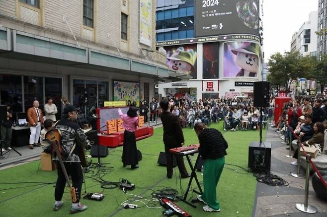 지난해 서울 대학로에서 열린 ‘웰컨대학로’ 축제  모습. 한국관광공사 누리집 갈무리.