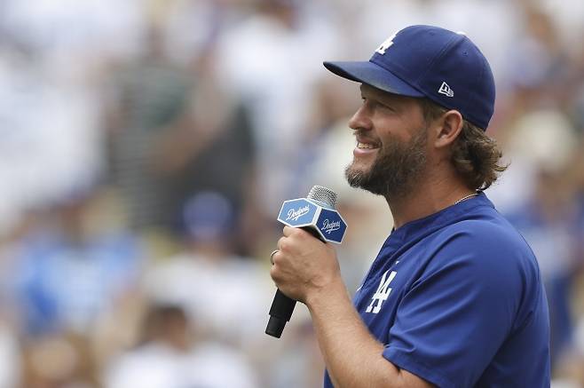 로스앤젤레스(LA) 다저스 클레이튼 커쇼가 22일(한국시간) 미국 캘리포니아주 LA 다저스타디움에서 열린 2025 미국 메이저리그(MLB) 정규시즌 샌프란시스코 자이언츠와의 홈 경기에서 팬들에게 작별 인사하고 있다. AP 연합뉴스