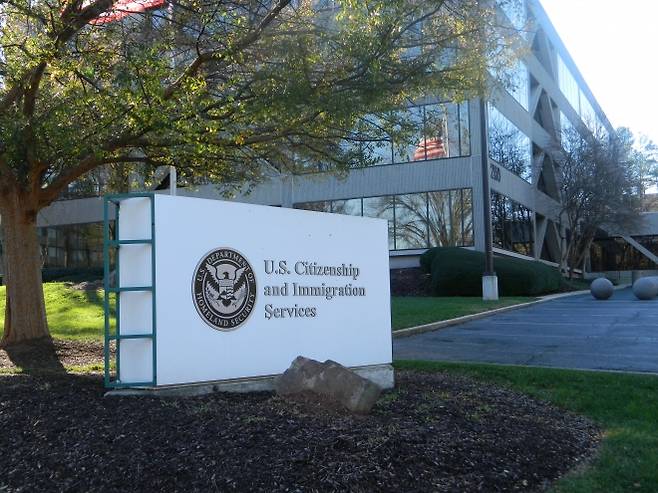 미국 조지아주 디캡 카운티에 있는 이민국(USCIS) 건물 전경. 트럼프 행정부의 H-1B 수수료 인상은 해외 인재들에게 더 큰 부담으로 작용하고 있다. Gulbenk, CC BY-SA 3.0, via Wikimedia Commons
